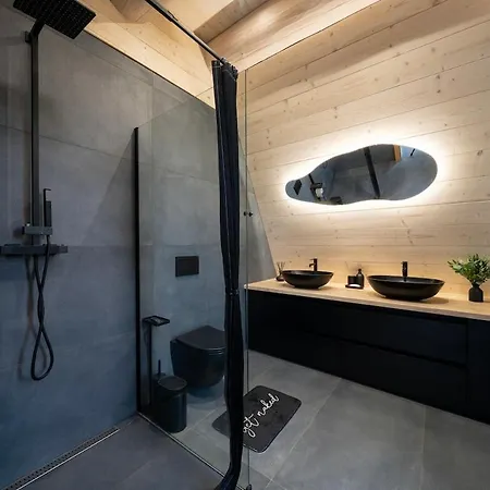 Stylish A-frame With Hot Tub By The 別荘
