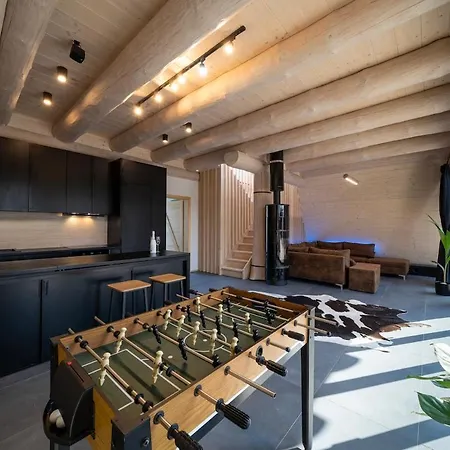 Stylish A-frame With Hot Tub By The 別荘 Liptovský Trnovec